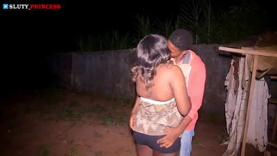 רומנטיקת רחוב וסקס לוהט עם בחורה שמנמנה מהמועדון